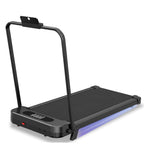 Draagbare loopband met stuur op een witte achtergrond