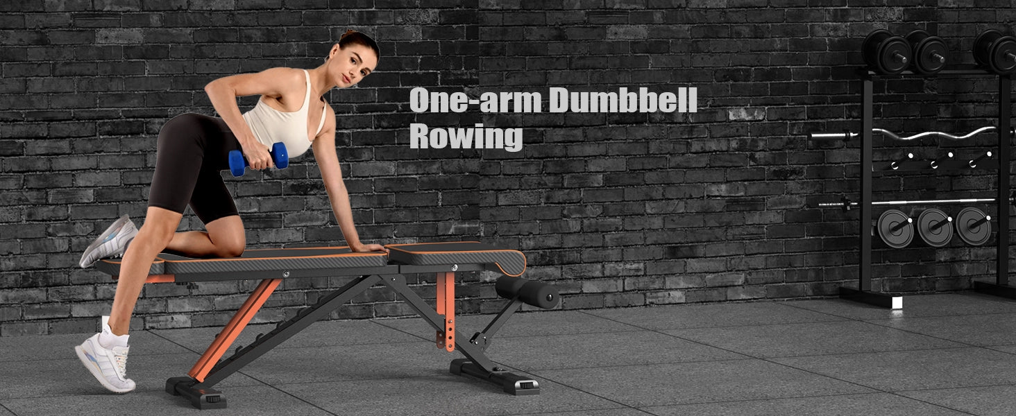 Vrouw voert de eenarmige dumbbell row-oefening uit in een sportschool, met de tekst 'One-arm Dumbbell Row'.