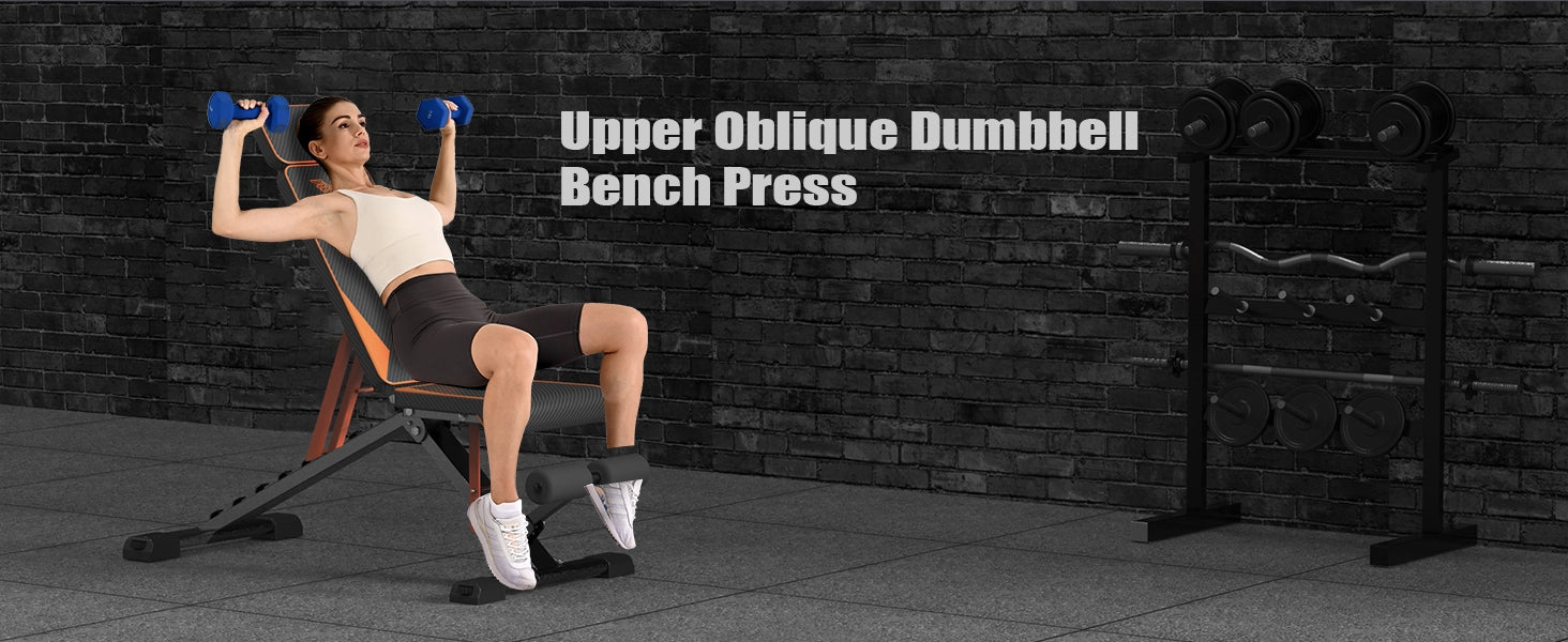 Een persoon die een dumbbell bench press voor de bovenste schuine buikspieren uitvoert in een sportschool.