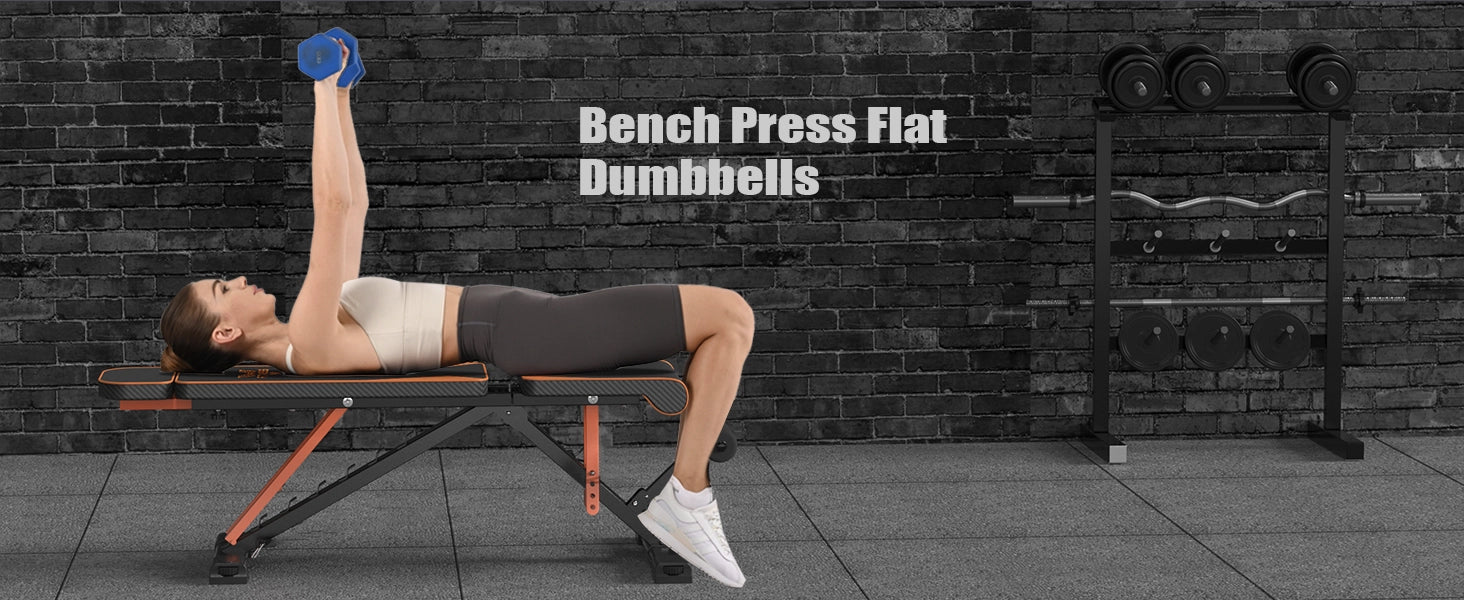 Persoon die bankdrukken met dumbbells uitvoert in een sportschool.