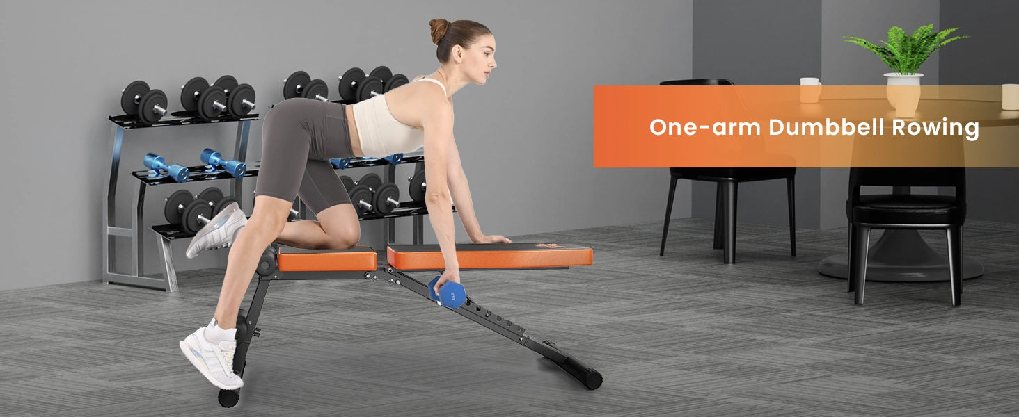 Vrouw voert een eenarmige dumbbell-roeioefening uit in een thuiskantoor met fitnessapparatuur.