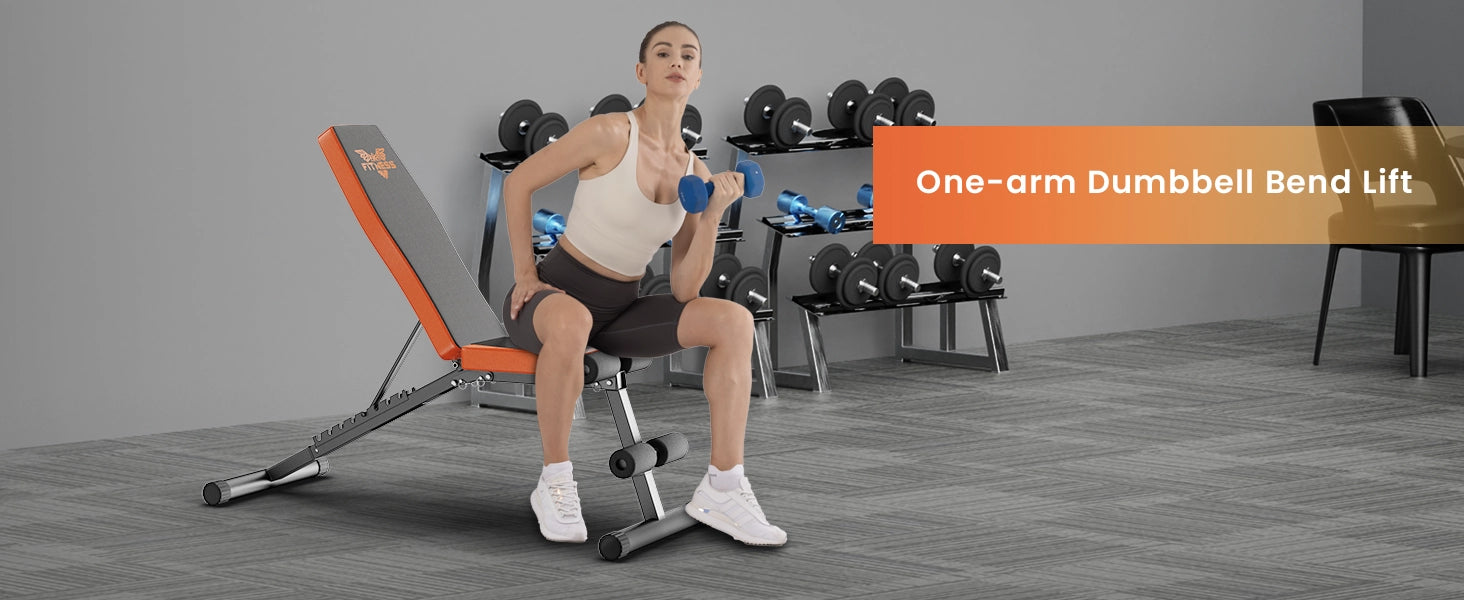 Een persoon voert een eenarmige dumbbell bend lift uit op een halterbank.