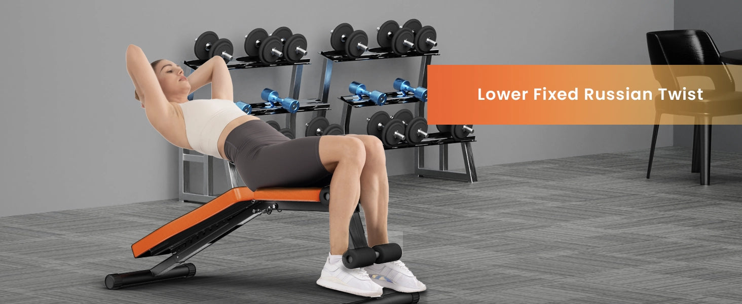 Persoon die een Lower Fixed Russian Twist-oefening uitvoert op een halterbank.