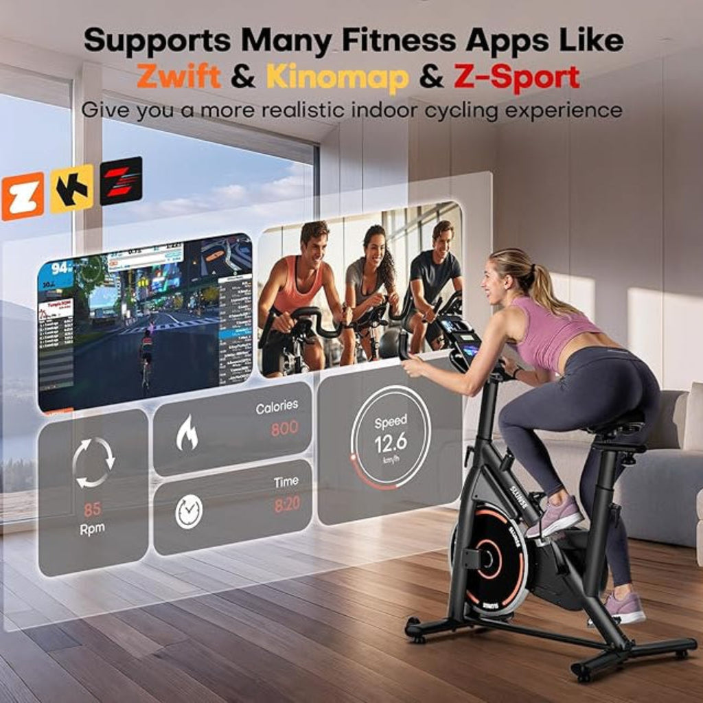 Vrouw die op een hometrainer fietst, met de interface van een fitness-app over de afbeelding van een moderne woonkamer.